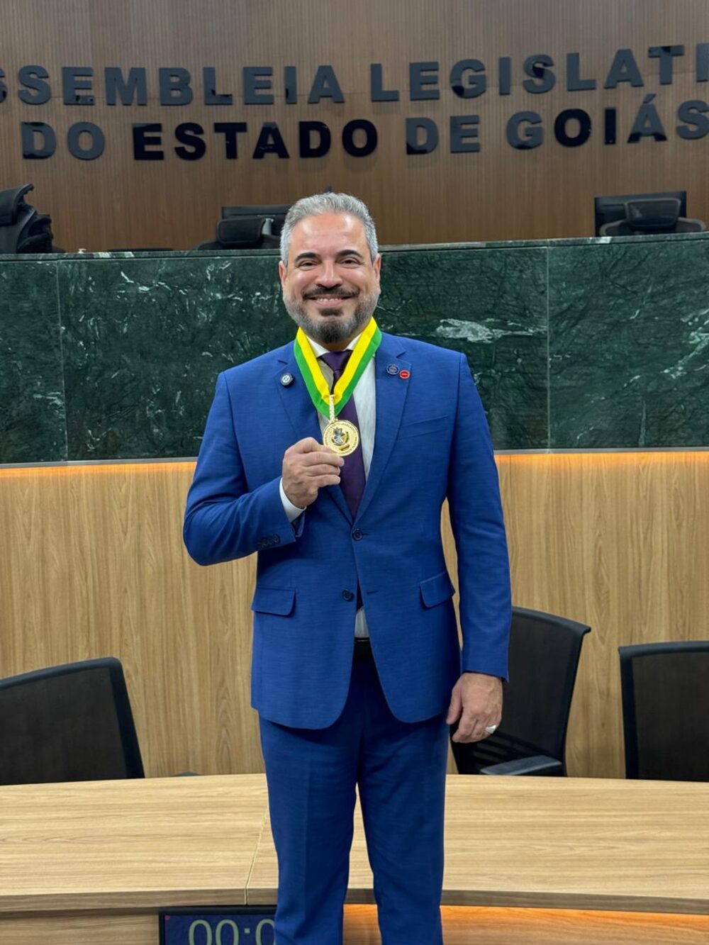 Christiano Melo recebendo homenagem na Assembleia Legislativa de Goiás