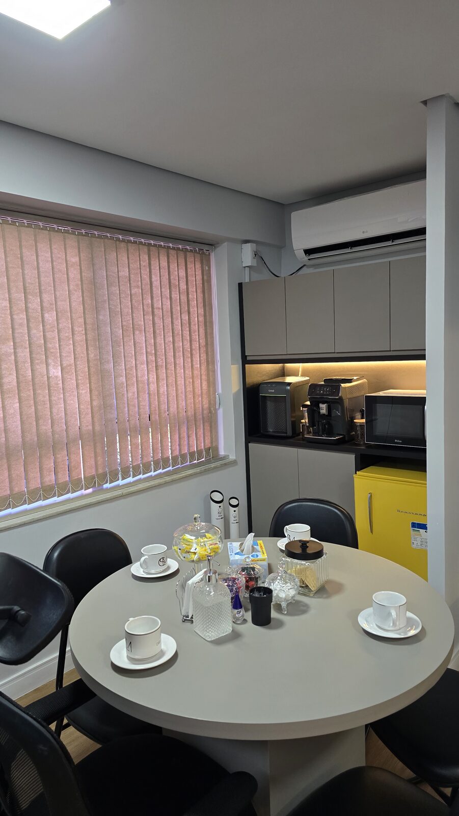Sala de reunião e copa do escritório